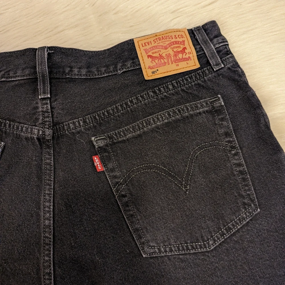 Levi's 501 black cut off raw hem button fly shorts size 31 - Picture 3 of 7